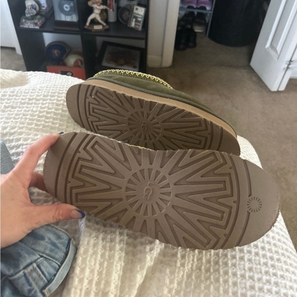 Woman’s Platform UGGs - Picture 3 of 3